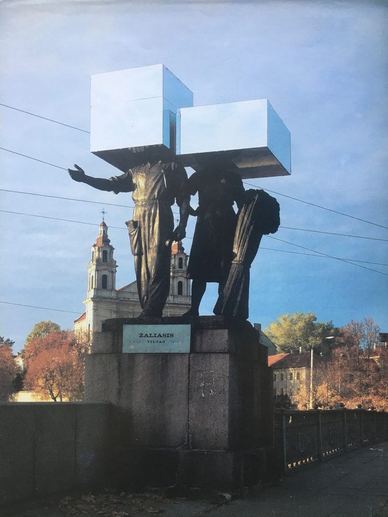 Gediminas Urbonas. Ateini ar išeini. Žaliojo tilto skulptūros, metalas, veidrodis. 1995