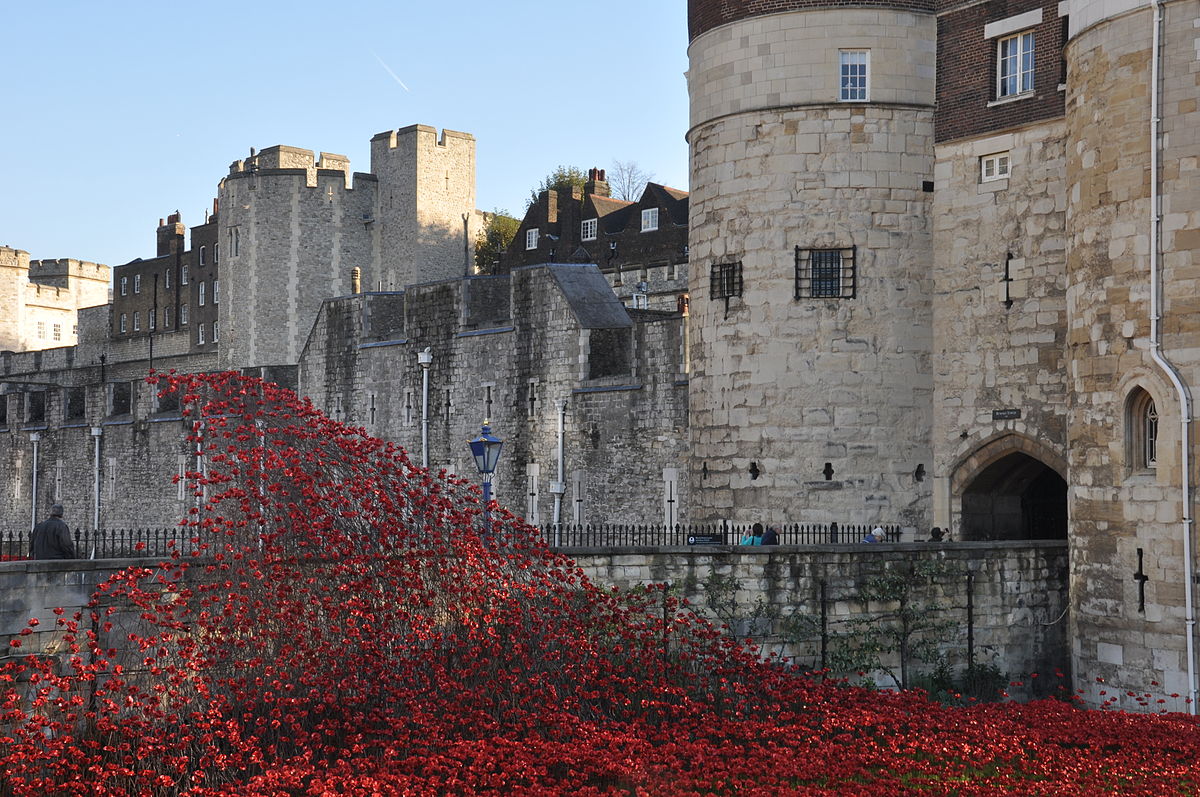 Foto: Wikipedia.org; Blood Swept Lands and Seas of Red, Paul Cummins, installation, Tower of London, 2014