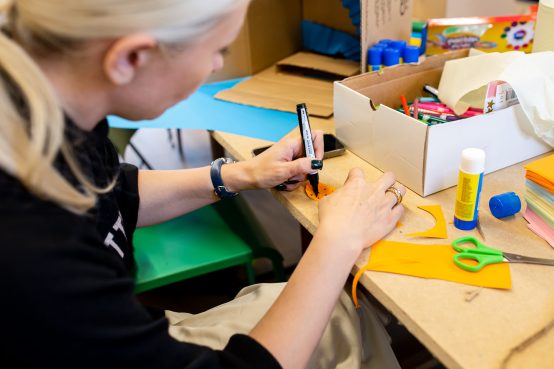 Barbara Gryka ir „Herojaus“ mokyklos mokiniai by Gintare Zaltauskaite