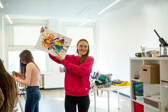 Barbara Gryka ir „Herojaus“ mokyklos mokiniai by Gintare Zaltauskaite